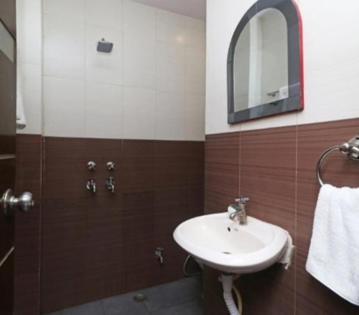 Hotel Odeon Continental Нью-Дели Экстерьер фото